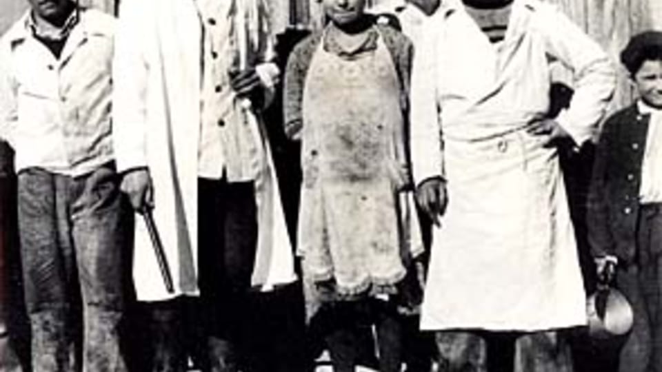 Vězni a dozorci v Letech, za povšimnutí stojí pendrek v ruce druhého muže zleva; zdroj: fotografie z MRK (originál uložen v NAP) Vězni a dozorci v Letech, za povšimnutí stojí pendrek v ruce druhého muže zleva; zdroj: fotografie z MRK (originál uložen v NAP)