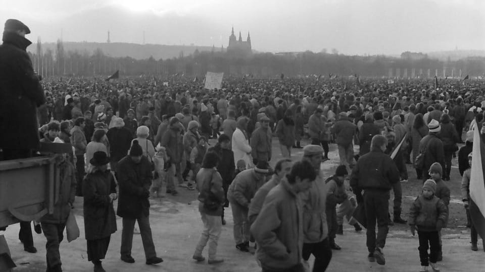 Statisíce lidí se shromáždily před třiceti lety na Letné,  foto: Dušan Bouška,  archiv ČRo