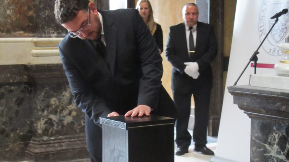 Michal Lukeš se schránkou, která uchovává Palackého mozek, foto: Martina Schneibergová Michal Lukeš se schránkou, která uchovává Palackého mozek, foto: Martina Schneibergová