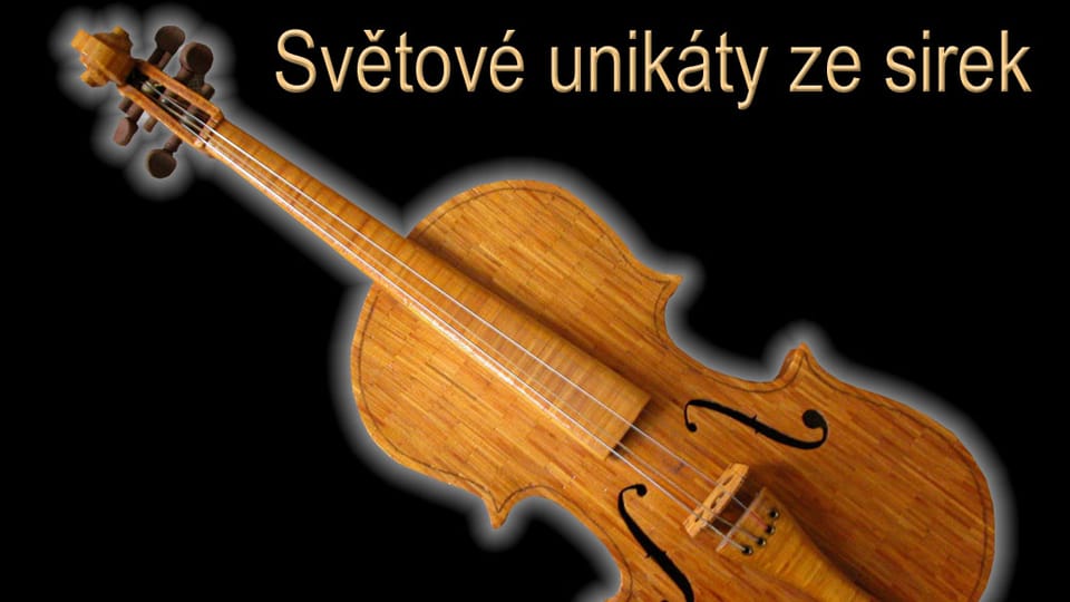 Housle ze sirek, foto: Archiv Muzea rekordů a kuriozit Housle ze sirek, foto: Archiv Muzea rekordů a kuriozit