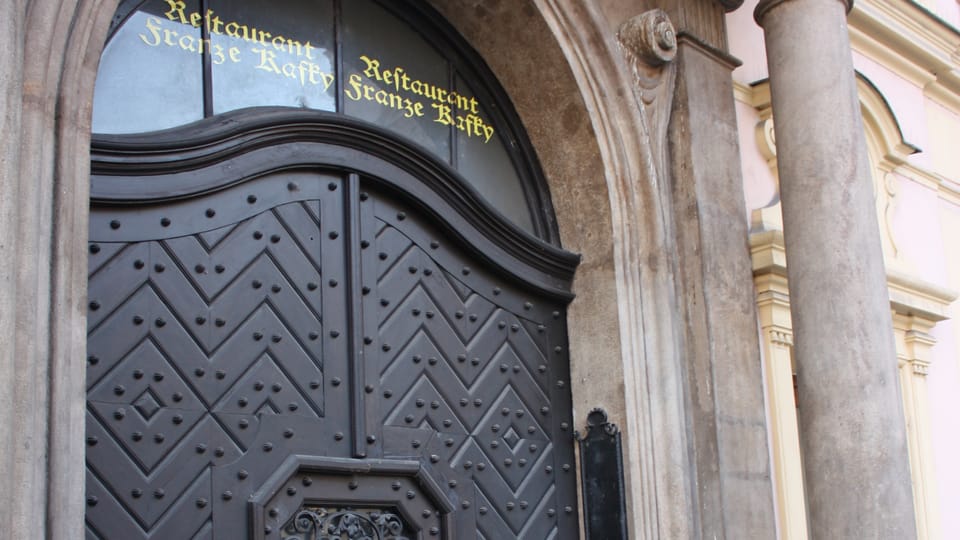 Z původního Kafkova rodného domu zůstal pouze portál, který byl začleněn do nové stavby, фото: Štěpánka Budková Z původního Kafkova rodného domu zůstal pouze portál, který byl začleněn do nové stavby, фото: Štěpánka Budková