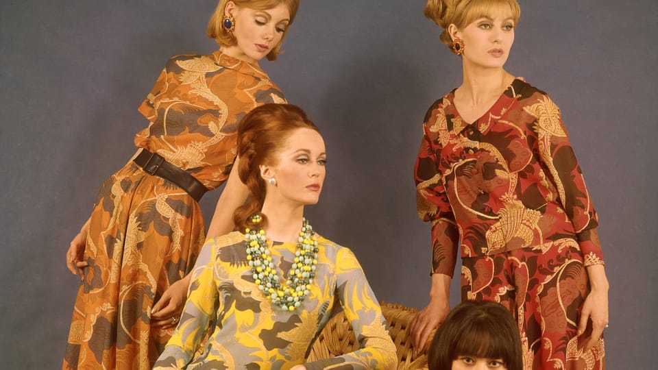 Večerní oděvy s rozevlátými sukněmi. Nina Ricci, 1964. Foto: archiv rodiny Ascherových Večerní oděvy s rozevlátými sukněmi. Nina Ricci, 1964. Foto: archiv rodiny Ascherových