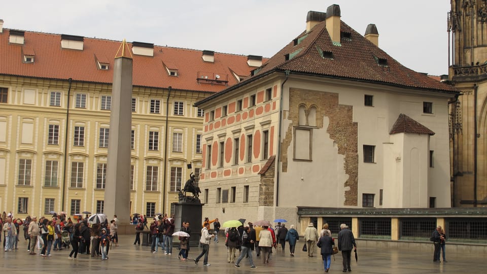 Plečnikovy stavební úpravy Pražského hradu probíhaly po celá dvacátá a do poloviny třicátých let. Největší zásahy jsou vidět na třetím (hlavním) hradním nádvoří. | Foto: Kristýna Maková, Praha křížem krážem Plečnikovy stavební úpravy Pražského hradu probíhaly po celá dvacátá a do poloviny třicátých let. Největší zásahy jsou vidět na třetím (hlavním) hradním nádvoří. | Foto: Kristýna Maková, Praha křížem krážem