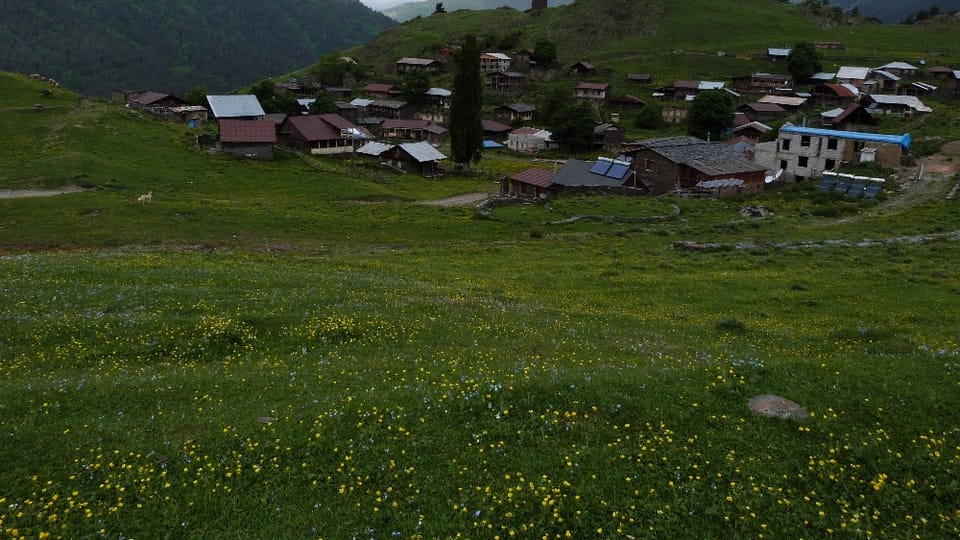 Thušsko s místní dominantou hradem Keselo, foto: Česká rozvojová agentura Thušsko s místní dominantou hradem Keselo, foto: Česká rozvojová agentura