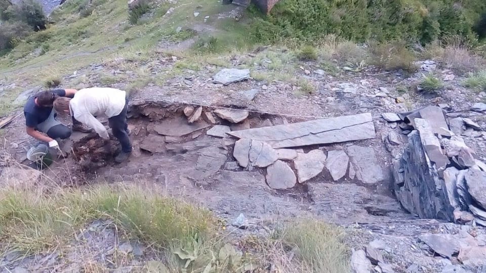 Archeologické práce českých dobrovolníků na hradě Keselo, foto: Česká rozvojová agentura Archeologické práce českých dobrovolníků na hradě Keselo, foto: Česká rozvojová agentura