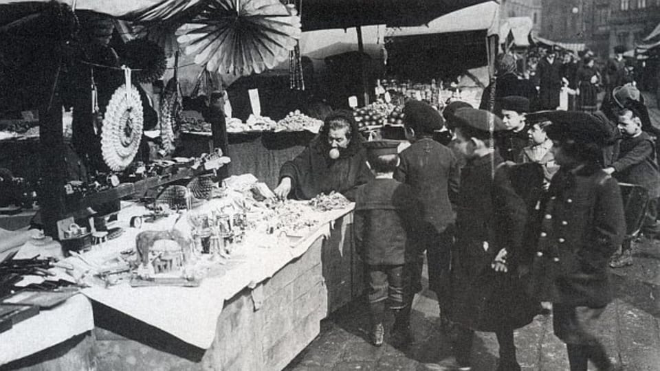 Prodavačka známá jako „bába Aušus“ na Staroměstském náměstí,  kolem roku 1910