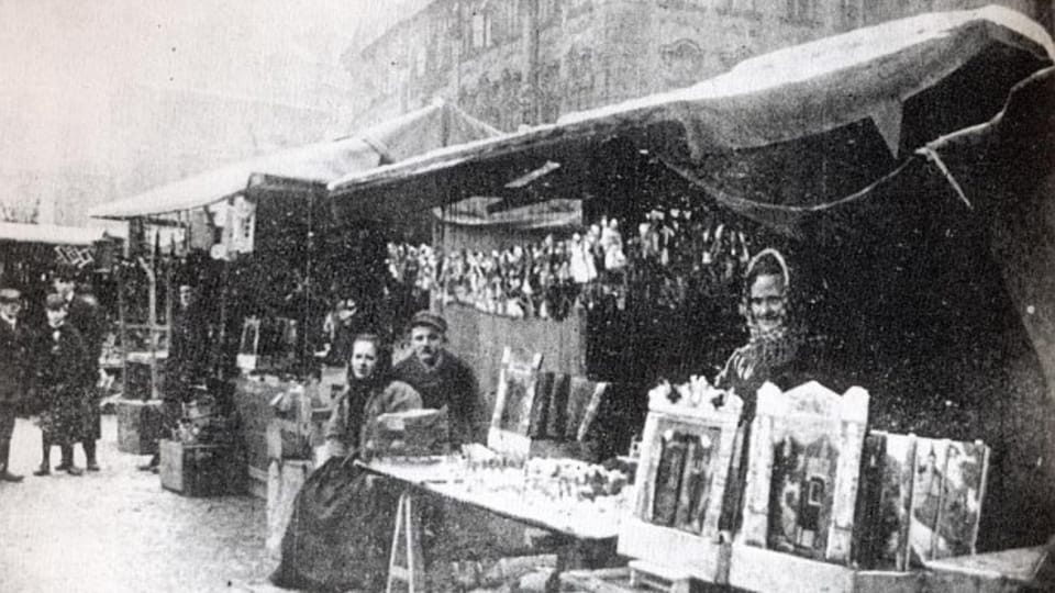 Pohled na hračkářské boudy na Staroměstském náměstí o Vánocích,  kolem roku 1905