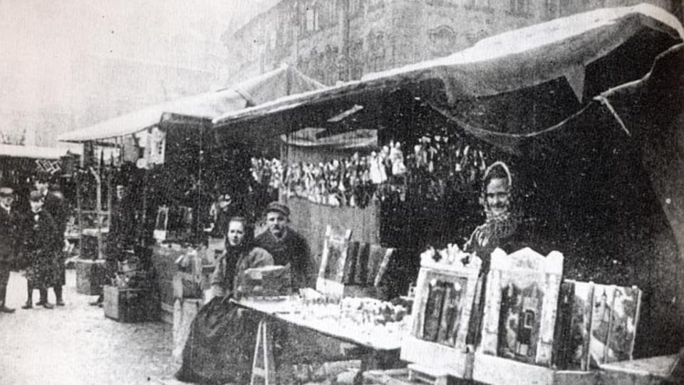 Pohled na hračkářské boudy na Staroměstském náměstí o Vánocích, kolem roku 1905 Pohled na hračkářské boudy na Staroměstském náměstí o Vánocích, kolem roku 1905