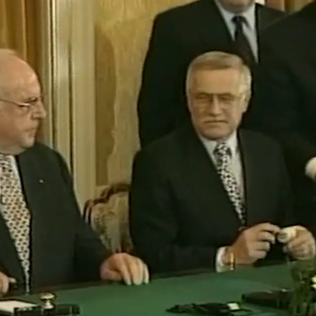 Helmut Kohl a Václav Klaus podepsali v roce 1997 Česko-německou deklaraci o vzájemných vztazích a jejich budoucím rozvoji | Foto: ČT24