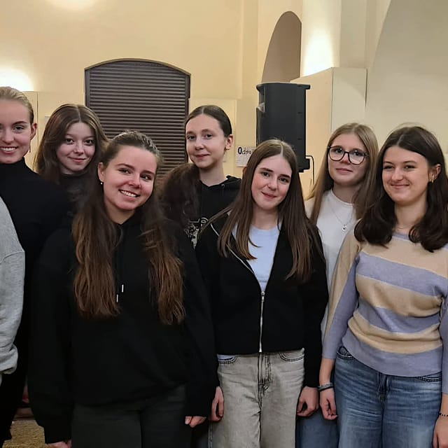 Sbormistryně Věra Hrdinková se svými zpěváky | Foto: Zdeňka Kuchyňová, Radio Prague International