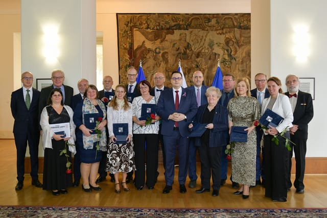 Jan Lipavský udělil Medaile Za zásluhy o diplomacii. György Varga šestý zleva. | Foto: MZV ČR