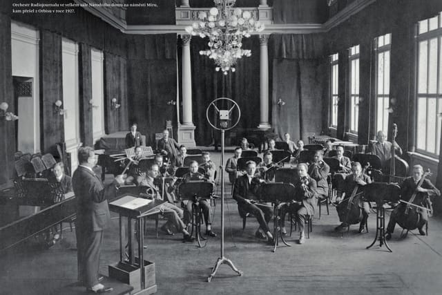 Orchestr Radiojournalu ve velkém sále Národního domu na náměstí Míru,  kam přešel z Orbisu v roce 1927 | Foto: Repro z knihy SOČR 100,  Pokorný Milan,  2026