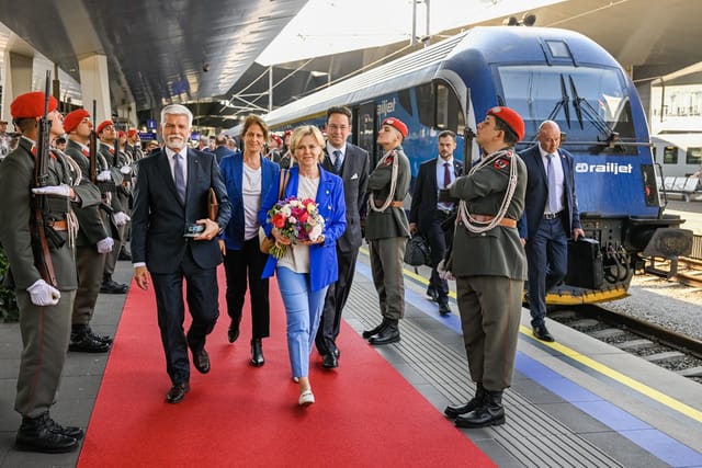 Prezident Petr Pavel s manželkou Evou přijeli vlakem do Vídně na dvoudenní návštěvu Rakouska | Foto: Vít Šimánek,  ČTK