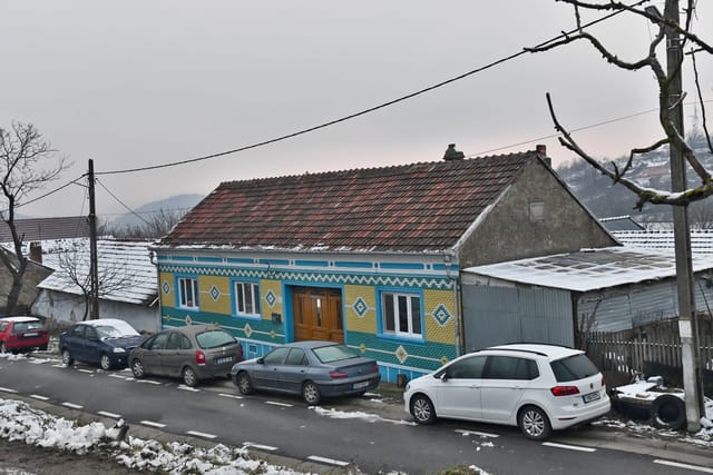Asfaltky a turistický ruch pomáhají držet při životě vylidňující se české obce | Foto: Břetislav Tureček