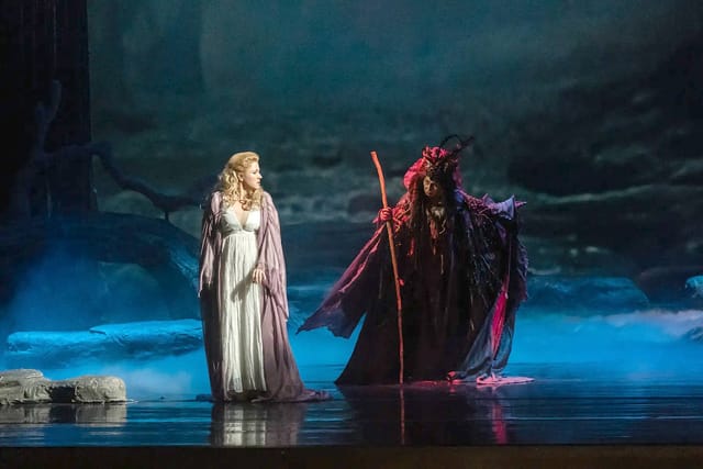 Kateřina Kněžíková  (Rusalka) a Kateřina Jalovcová  (Ježibaba) v aktuální inscenaci ve Státní opeře Praha,  režie Zdeněk Troška | Foto: Zdeněk Sokol,  Národní divadlo