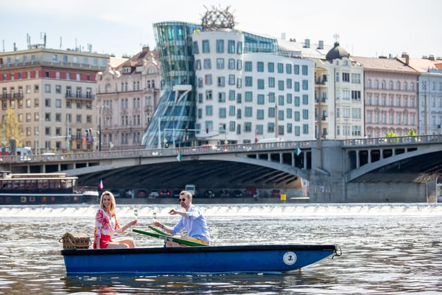 V programu pro hotelové hosty je také projíždka lodičkou po Vltavě | Foto: Dancing House Hotel