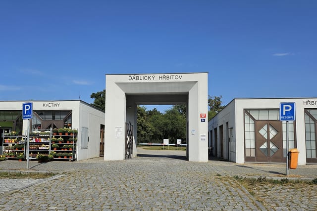 Z ambiciózního plánu architekta Vlastislava Hofmana zůstala hlavní brána se dvěma pavilony v kubistickém slohu | Foto: Petr Lukeš,  Radio Prague International