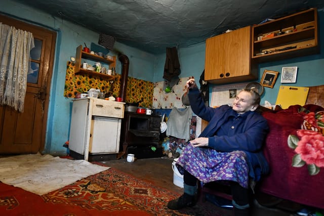 Paní Karbanová ve svém domku. Po uragánu by ho bez fimanční pomoci z Česka nejspíš nezvládla opravit a Svatá Helena by přišla o další dva obyvatele | Foto: Břetislav Tureček