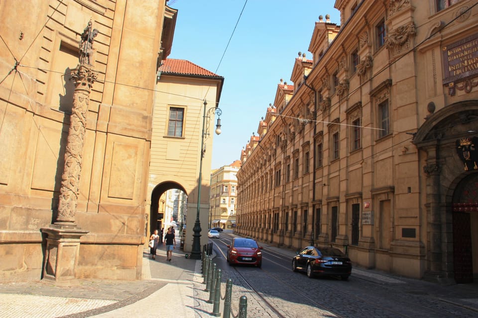 Viniční sloup na Křižovnickém náměstí se sochou svatého Václava | Foto: Barbora Němcová, Radio Prague International Viniční sloup na Křižovnickém náměstí se sochou svatého Václava | Foto: Barbora Němcová, Radio Prague International