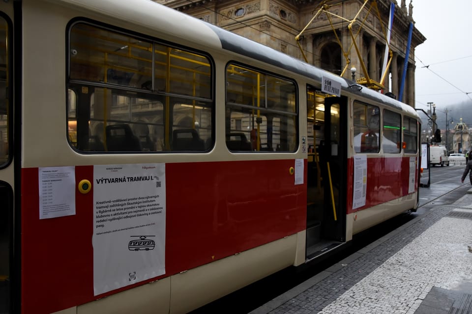17. listopad na Národní třídě. Tramvaj s číslem 89 před Národním divadlem | Foto: Barbora Navrátilová, Radio Prague International 17. listopad na Národní třídě. Tramvaj s číslem 89 před Národním divadlem | Foto: Barbora Navrátilová, Radio Prague International