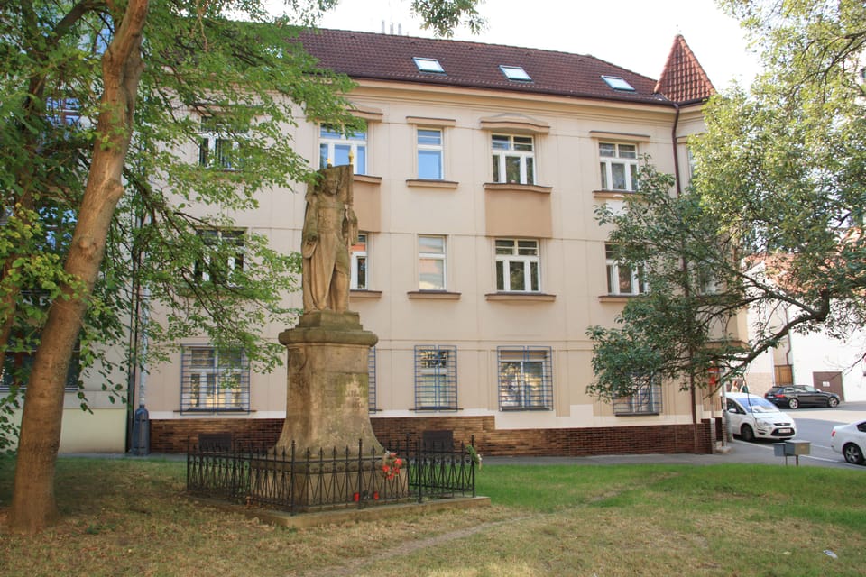 Nadživotně velká socha sv. Václava před usedlostí Kavalírka v Košířích | Foto: Barbora Němcová, Radio Prague International Nadživotně velká socha sv. Václava před usedlostí Kavalírka v Košířích | Foto: Barbora Němcová, Radio Prague International