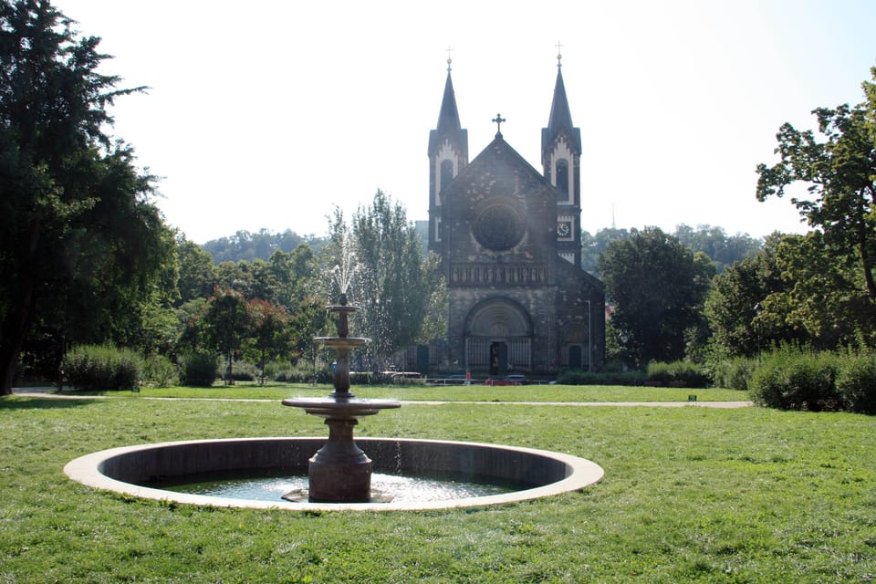 Socha sv. Václava stojí nad hlavním vchodem do chrámu sv. Cyrila a Metoděje v Karlíně | Foto: Barbora Němcová, Radio Prague International Socha sv. Václava stojí nad hlavním vchodem do chrámu sv. Cyrila a Metoděje v Karlíně | Foto: Barbora Němcová, Radio Prague International