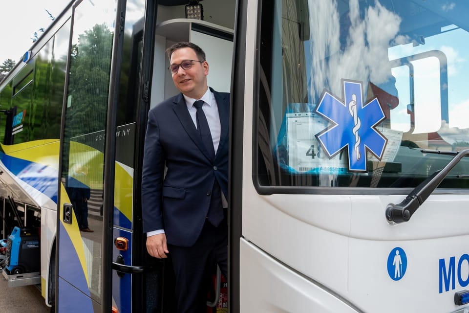 ČR posílá na Ukrajinu autobus přestavěný na intenzivní péči pro 5 pacientů a 6 zdravotníků | Foto: Zuzana Jarolímková, Český rozhlas ČR posílá na Ukrajinu autobus přestavěný na intenzivní péči pro 5 pacientů a 6 zdravotníků | Foto: Zuzana Jarolímková, Český rozhlas