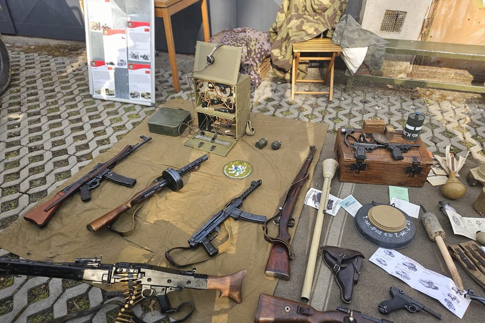 Ukázky historické vojenské výstroje a výzbroje | Foto: Štěpánka Budková, Radio Prague International Ukázky historické vojenské výstroje a výzbroje | Foto: Štěpánka Budková, Radio Prague International
