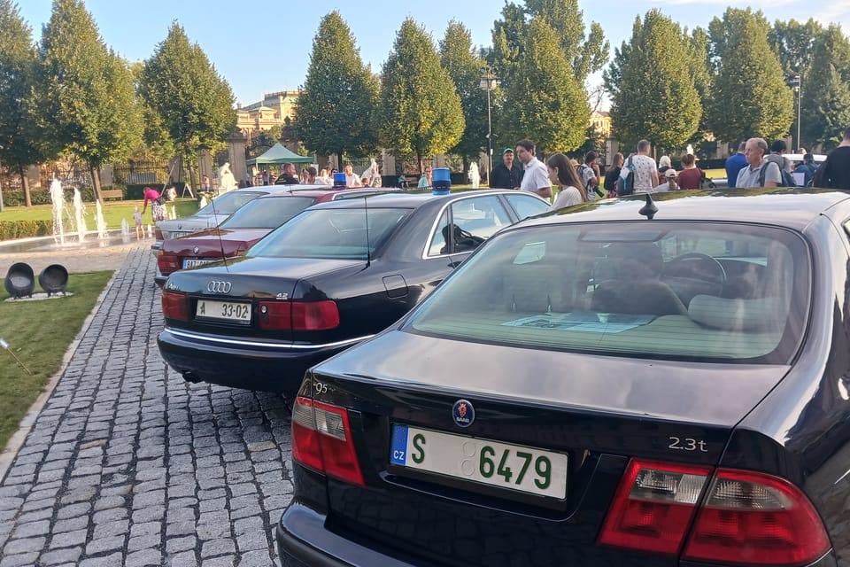 Výstava historických vládních vozidel v zahradě Strakovy akademie | Foto: Lenka Žižková, Radio Prague International Výstava historických vládních vozidel v zahradě Strakovy akademie | Foto: Lenka Žižková, Radio Prague International
