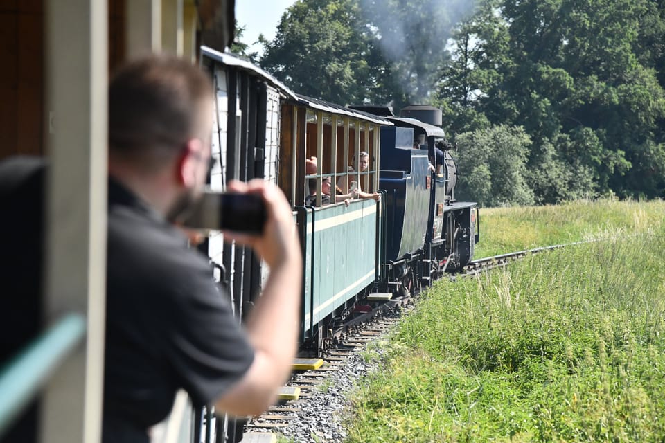 Parní lokomotiva je hlavně pro turisty, zajímavý je ale i pravidelný motorový vlak. | Foto: Břetislav Tureček, Radio Prague International Parní lokomotiva je hlavně pro turisty, zajímavý je ale i pravidelný motorový vlak. | Foto: Břetislav Tureček, Radio Prague International