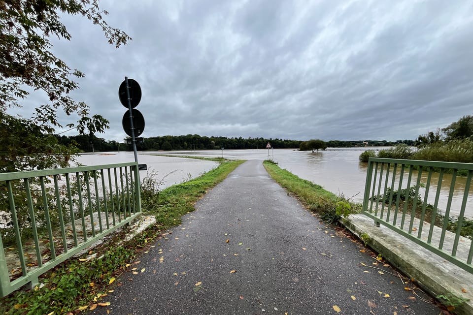 Zaplavená silnice mezi Úhřeticemi a Dvakačovicemi | Foto: Honza Ptáček,  Český rozhlas