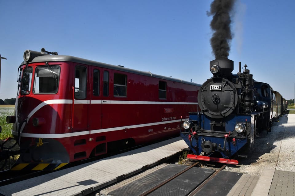 Křižování pravidelného spoje se zvláštním turistickým vlakem s parní lokomotivou. | Foto: Břetislav Tureček, Radio Prague International Křižování pravidelného spoje se zvláštním turistickým vlakem s parní lokomotivou. | Foto: Břetislav Tureček, Radio Prague International