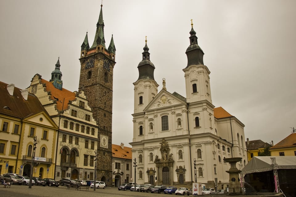 Hlavní klatovské náměstí s radnicí,  Černou věží a kostelem Neposkvrněného početí Panny Marie a sv. Ignáce | Foto: Vít Pohanka,  Radio Prague International