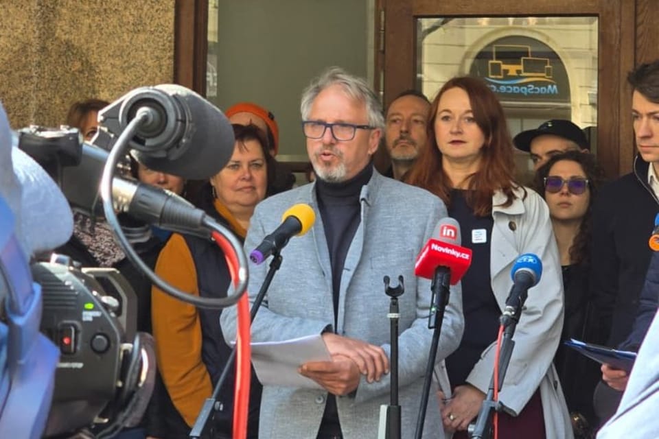 Jan Křemen mluví k lidem před budovou Českého rozhlasu ve Vinohradské ulicic v Praze | Foto: Český rozhlas