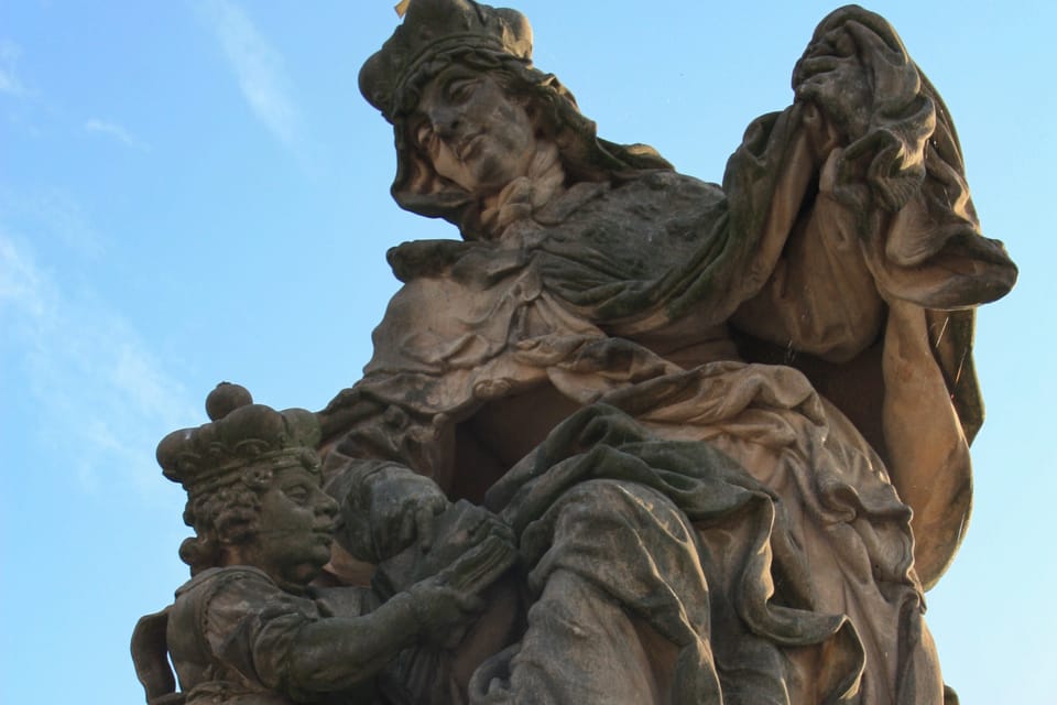 Dílo zobrazuje Václava s babičkou Ludmilou, která ho učí číst z Bible | Foto: Barbora Němcová, Radio Prague International Dílo zobrazuje Václava s babičkou Ludmilou, která ho učí číst z Bible | Foto: Barbora Němcová, Radio Prague International
