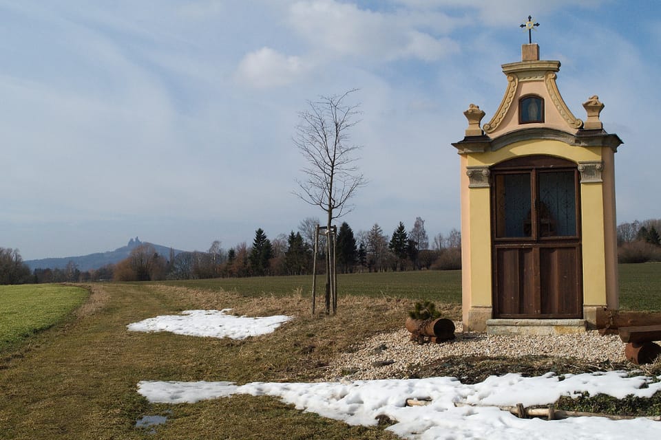 Kaplička u Libuně, 1 km směr Kněžnice, foto: Radan Hurdálek, Český rozhlas Kaplička u Libuně, 1 km směr Kněžnice, foto: Radan Hurdálek, Český rozhlas