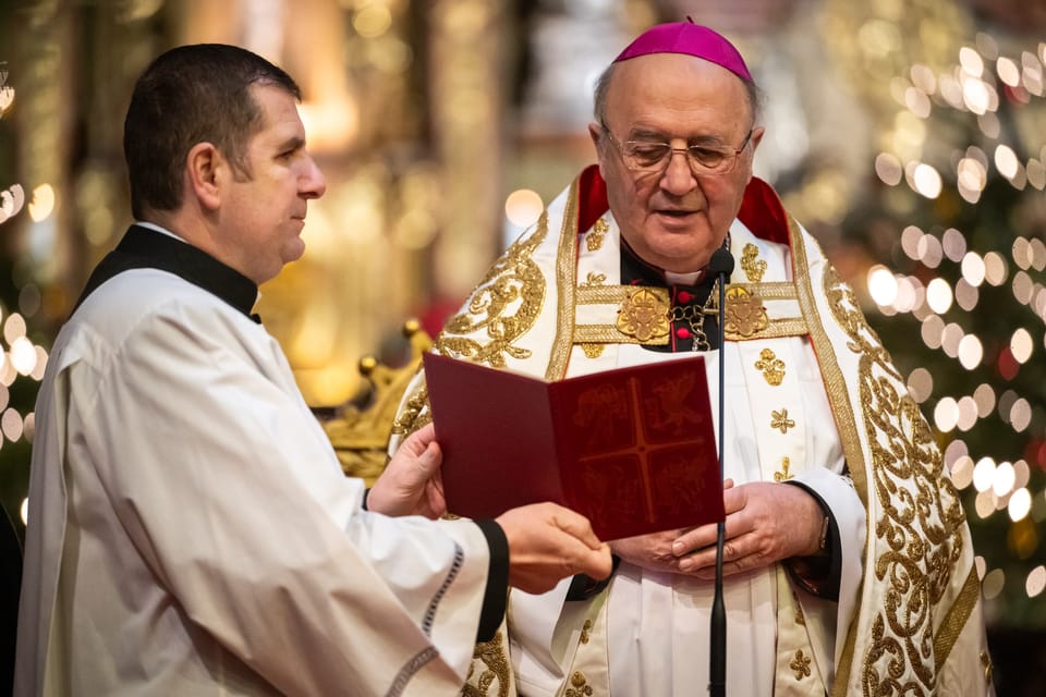 Pražský arcibiskup Jan Graubner žehná koledníkům | Foto: Zuzana Jarolímková, iROZHLAS.cz Pražský arcibiskup Jan Graubner žehná koledníkům | Foto: Zuzana Jarolímková, iROZHLAS.cz