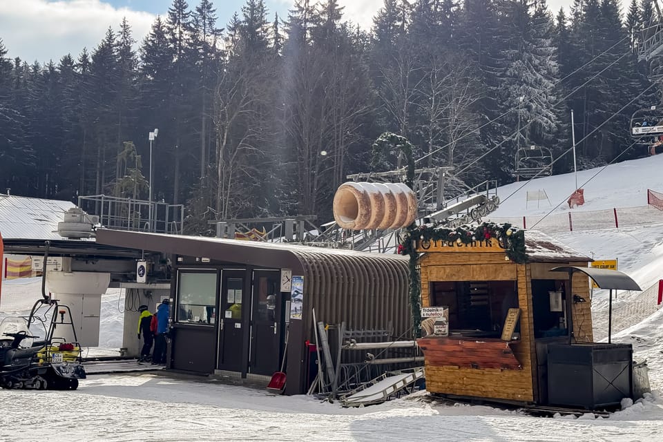 Na sjezdovce si můžete dát i čerstvý trdelník, Zadov | Foto: Hana Řeháková, Radio Prague International Na sjezdovce si můžete dát i čerstvý trdelník, Zadov | Foto: Hana Řeháková, Radio Prague International