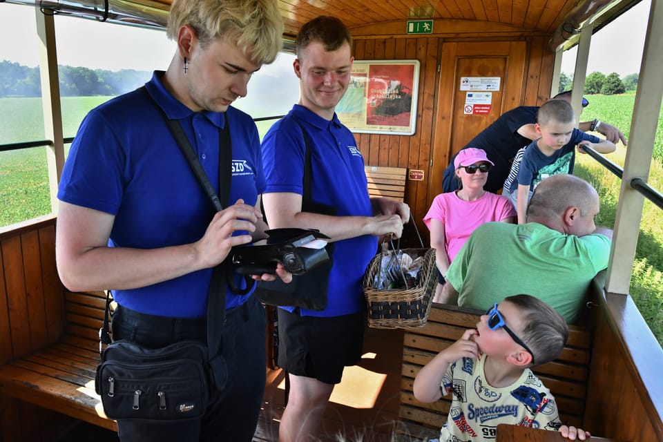 Prodej jízdenek a suvenýrů v turistickém parním vlaku je příspěvkem na udržení romantické železnice. | Foto: Břetislav Tureček,  Radio Prague International