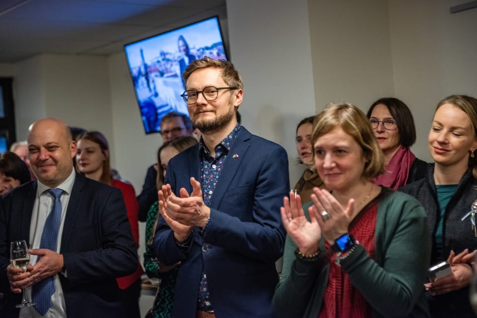 Martin Severýn (uprostřed), tajemník pro komunikaci a kulturu na švédské ambasádě v Praze | Foto: Hana Řeháková, Radio Prague International Martin Severýn (uprostřed), tajemník pro komunikaci a kulturu na švédské ambasádě v Praze | Foto: Hana Řeháková, Radio Prague International