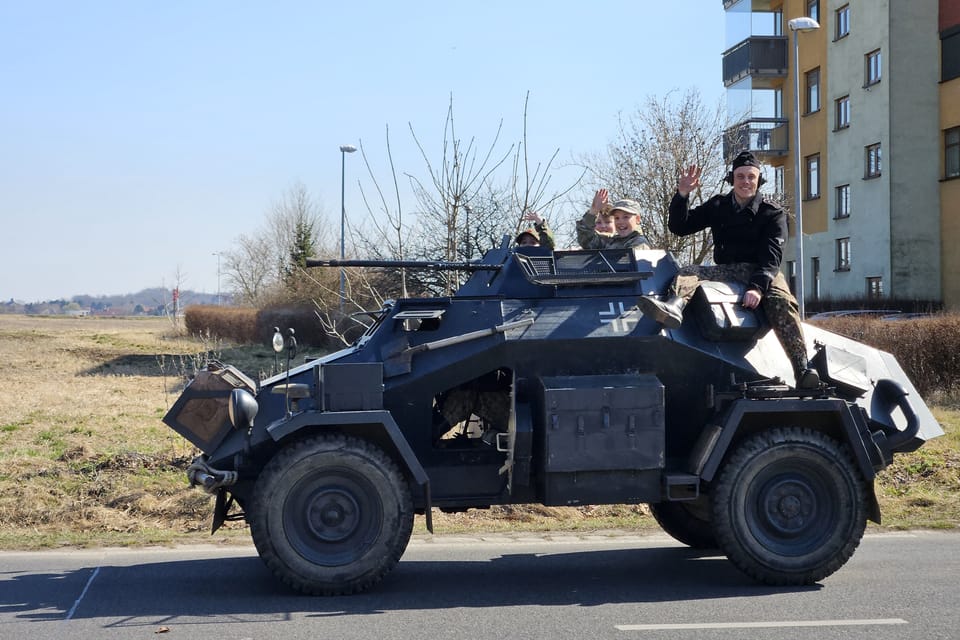 Konvoj historických vojenských vozidel ku příležitosti 80. výročí osvbození a připomenutí náletů na Prahu v roce 1945 | Foto: Štěpánka Budková, Radio Prague International Konvoj historických vojenských vozidel ku příležitosti 80. výročí osvbození a připomenutí náletů na Prahu v roce 1945 | Foto: Štěpánka Budková, Radio Prague International