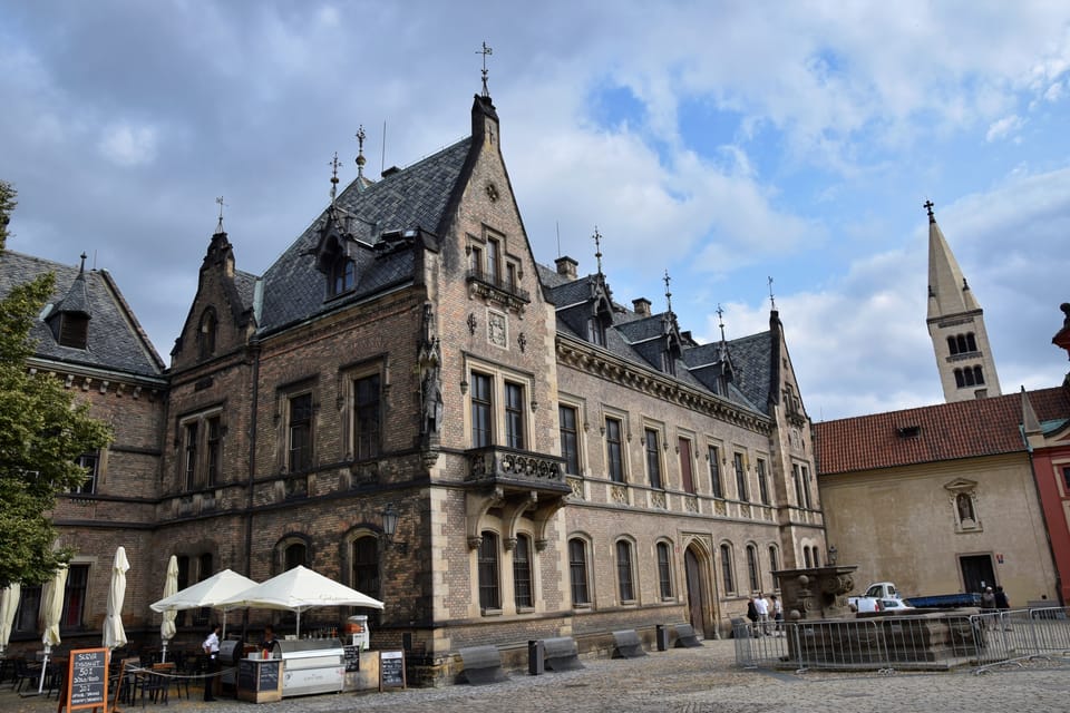 Socha svatého Václava na nároží Nového proboštství na Jiřském náměstí Pražského hradu | Foto: Barbora Němcová, Radio Prague International Socha svatého Václava na nároží Nového proboštství na Jiřském náměstí Pražského hradu | Foto: Barbora Němcová, Radio Prague International