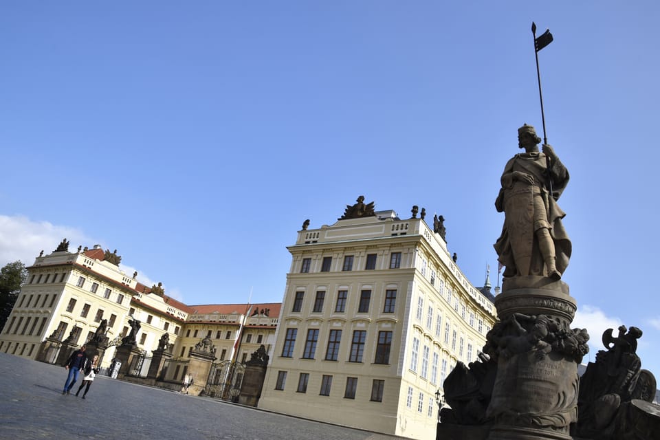 Socha svatého Václava na rampě Pražského hradu. Podle sklonu Václavova praporce se soše lidově přezdívá „rybář“. | Foto: Barbora Němcová, Radio Prague International Socha svatého Václava na rampě Pražského hradu. Podle sklonu Václavova praporce se soše lidově přezdívá „rybář“. | Foto: Barbora Němcová, Radio Prague International
