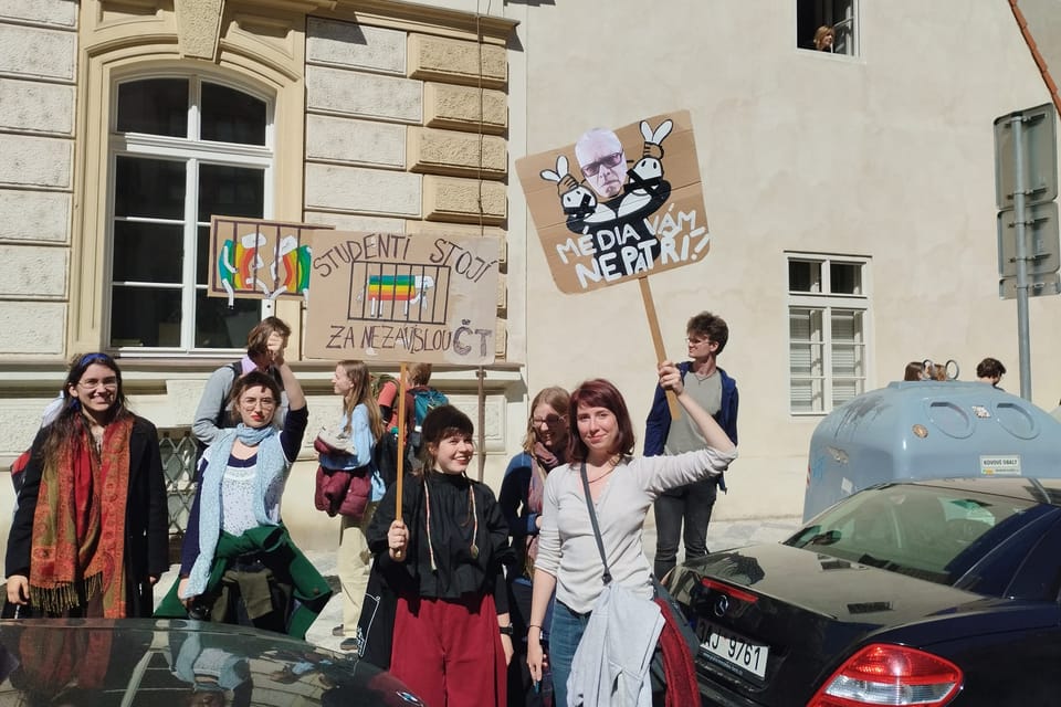 Studenti před budovou Ministerstva kultury v Praze | Foto: Martin Žižka,  Radio Prague International