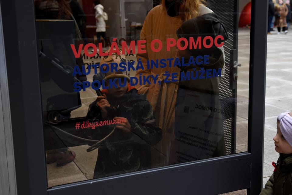 17. listopad na Národní třídě. Telefonní budka s názvem Voláme o pomoc (piazzetta Národního divadla) | Foto: Barbora Navrátilová, Radio Prague International 17. listopad na Národní třídě. Telefonní budka s názvem Voláme o pomoc (piazzetta Národního divadla) | Foto: Barbora Navrátilová, Radio Prague International