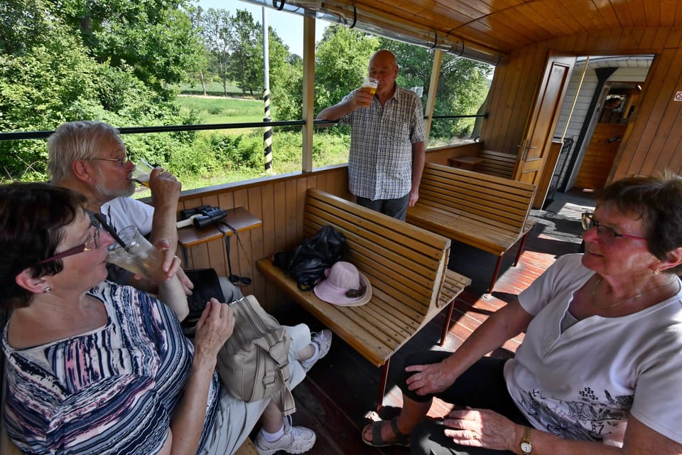 V parním vlaku mají i točené pivo a limonádu. | Foto: Břetislav Tureček, Radio Prague International V parním vlaku mají i točené pivo a limonádu. | Foto: Břetislav Tureček, Radio Prague International