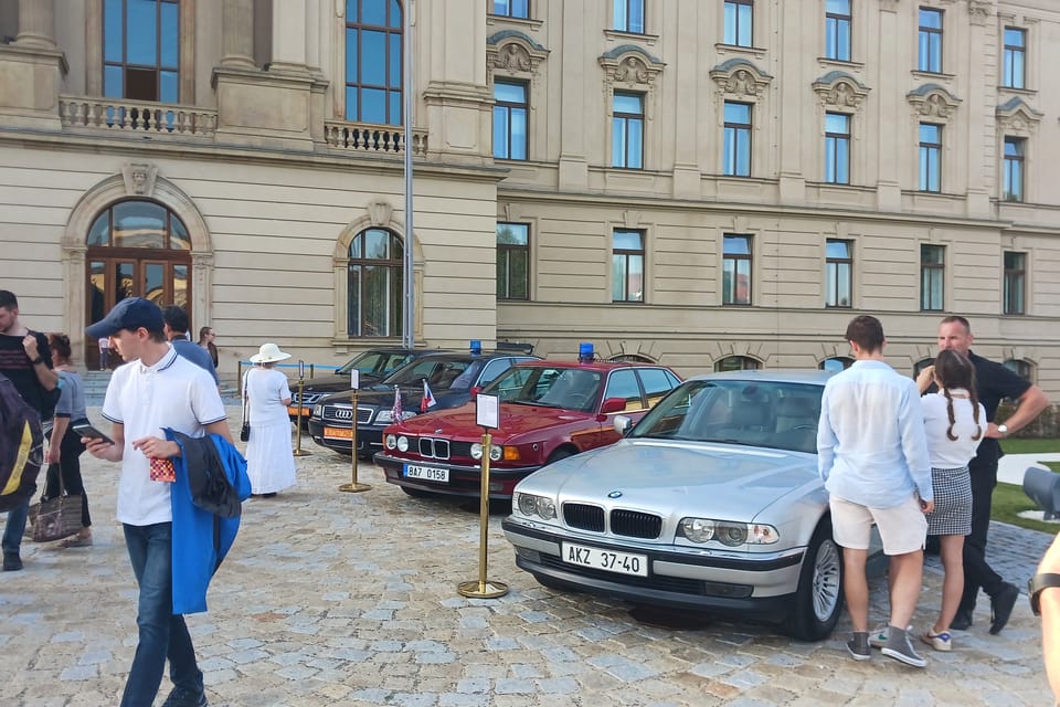 Výstava historických vládních vozidel v zahradě Strakovy akademie | Foto: Lenka Žižková, Radio Prague International Výstava historických vládních vozidel v zahradě Strakovy akademie | Foto: Lenka Žižková, Radio Prague International