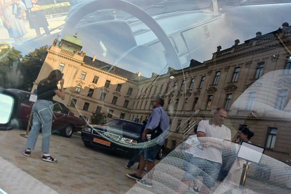 Výstava historických vládních vozidel v zahradě Strakovy akademie | Foto: Lenka Žižková, Radio Prague International Výstava historických vládních vozidel v zahradě Strakovy akademie | Foto: Lenka Žižková, Radio Prague International