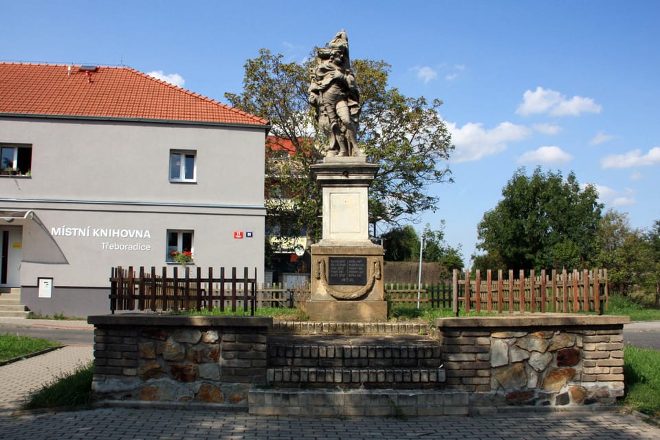 V Třeboradicích na severním okraji Prahy 9 stojí socha sv. Václava od neznámého autora z první čtvrtiny 18. století | Foto: Barbora Němcová, Radio Prague International V Třeboradicích na severním okraji Prahy 9 stojí socha sv. Václava od neznámého autora z první čtvrtiny 18. století | Foto: Barbora Němcová, Radio Prague International