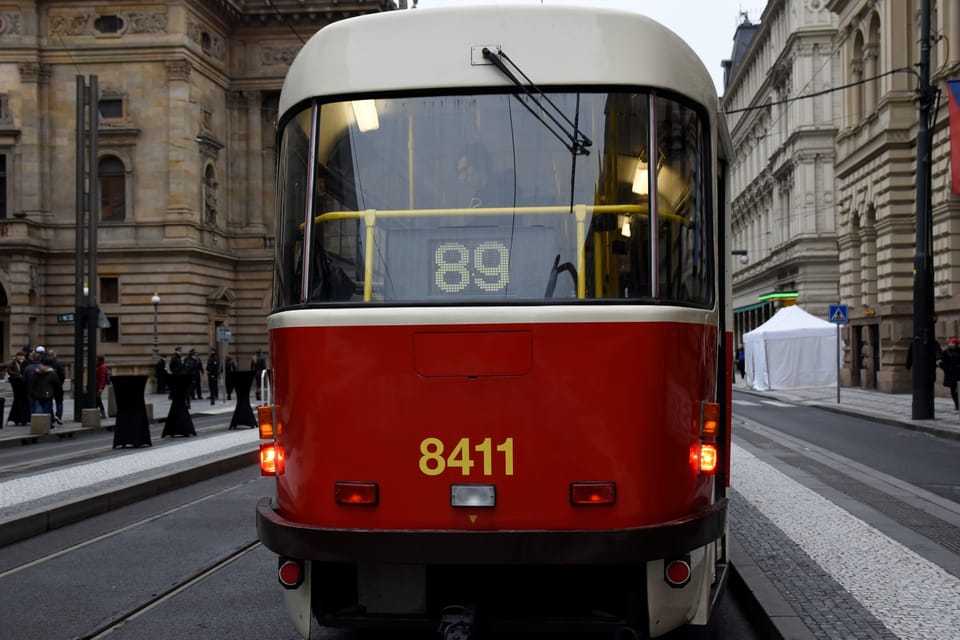 17. listopad na Národní třídě. Tramvaj s číslem 89 před Národním divadlem | Foto: Barbora Navrátilová, Radio Prague International 17. listopad na Národní třídě. Tramvaj s číslem 89 před Národním divadlem | Foto: Barbora Navrátilová, Radio Prague International